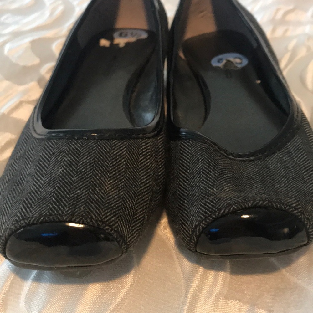 Great pair of flats never worn - Picture 2 of 3